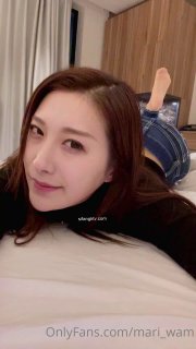 大胸部和内衣的少女沉迷于独奏游戏